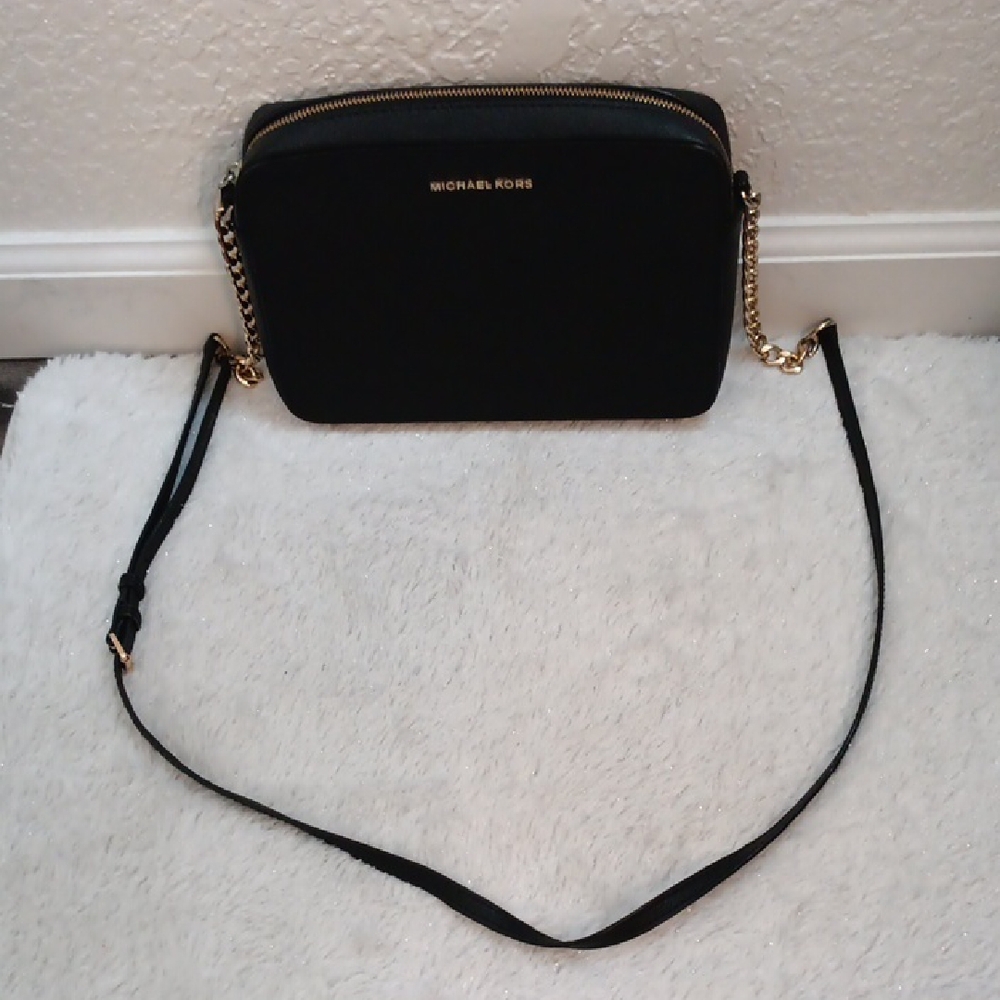 Michael Kors Elegant Black Crossbody with Gold Chain Very Good Condition.